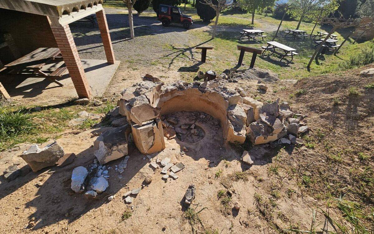 Amics de Riba-roja d'Ebre condemna l’atac al forn d’oli de ginebre de la Garita