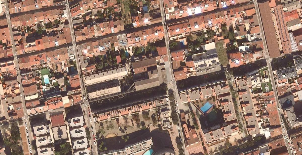 Estat actual de les obres on es pot veure la part obrada (oest) i la part pendent (est)