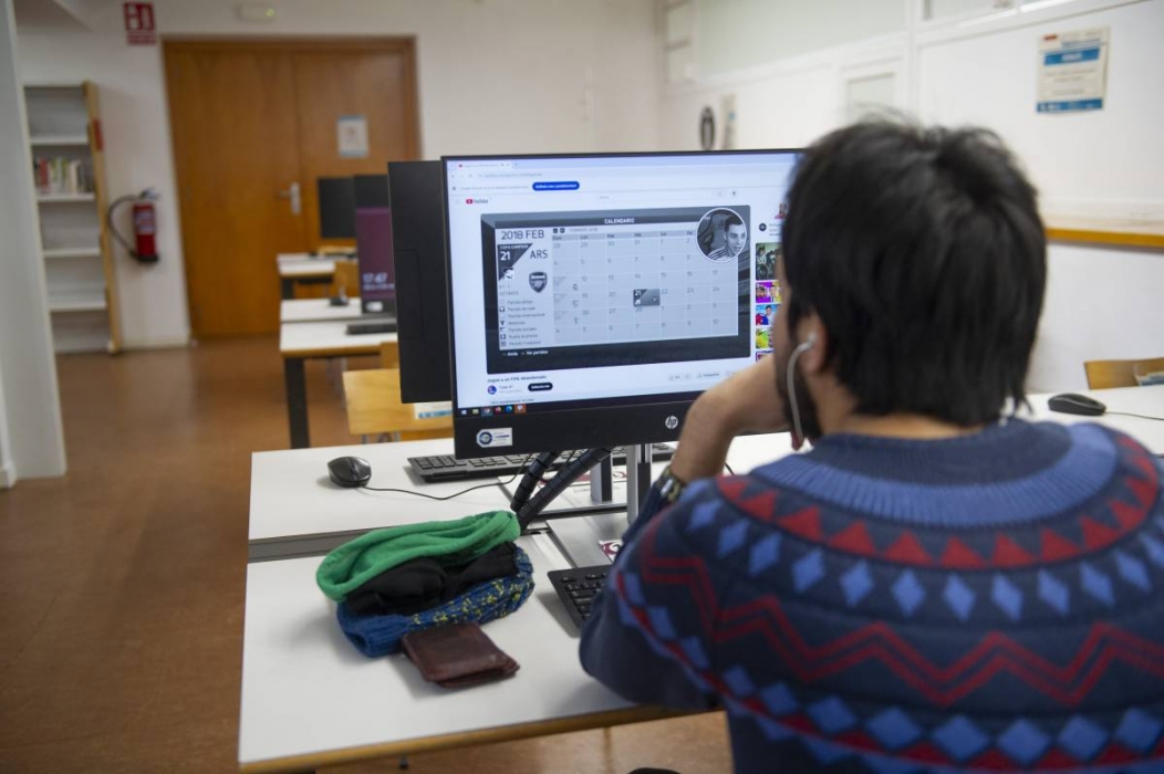 Terrassa ensenya com fer tràmits en línia en sessions a les biblioteques