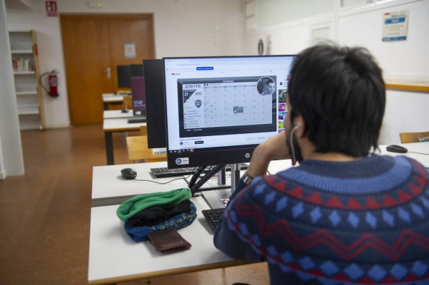 Terrassa ensenya com fer tràmits en línia en sessions a les biblioteques