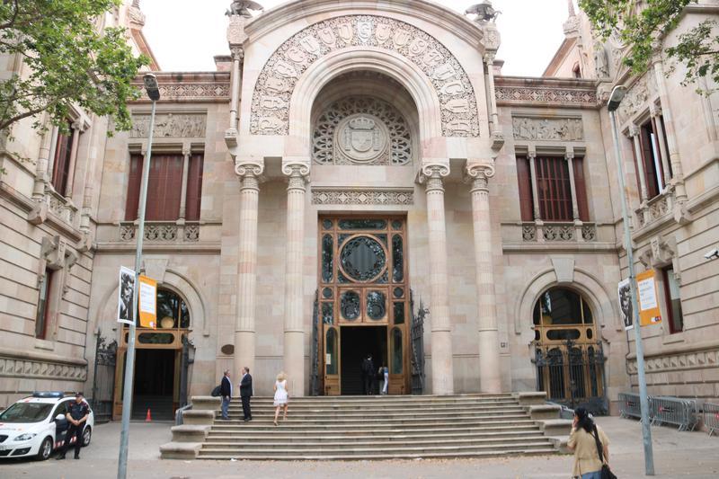 Demanen més de 33 anys de presó per a un home acusat d'abusar d'una filla i maltractar-ne una altra a Sabadell