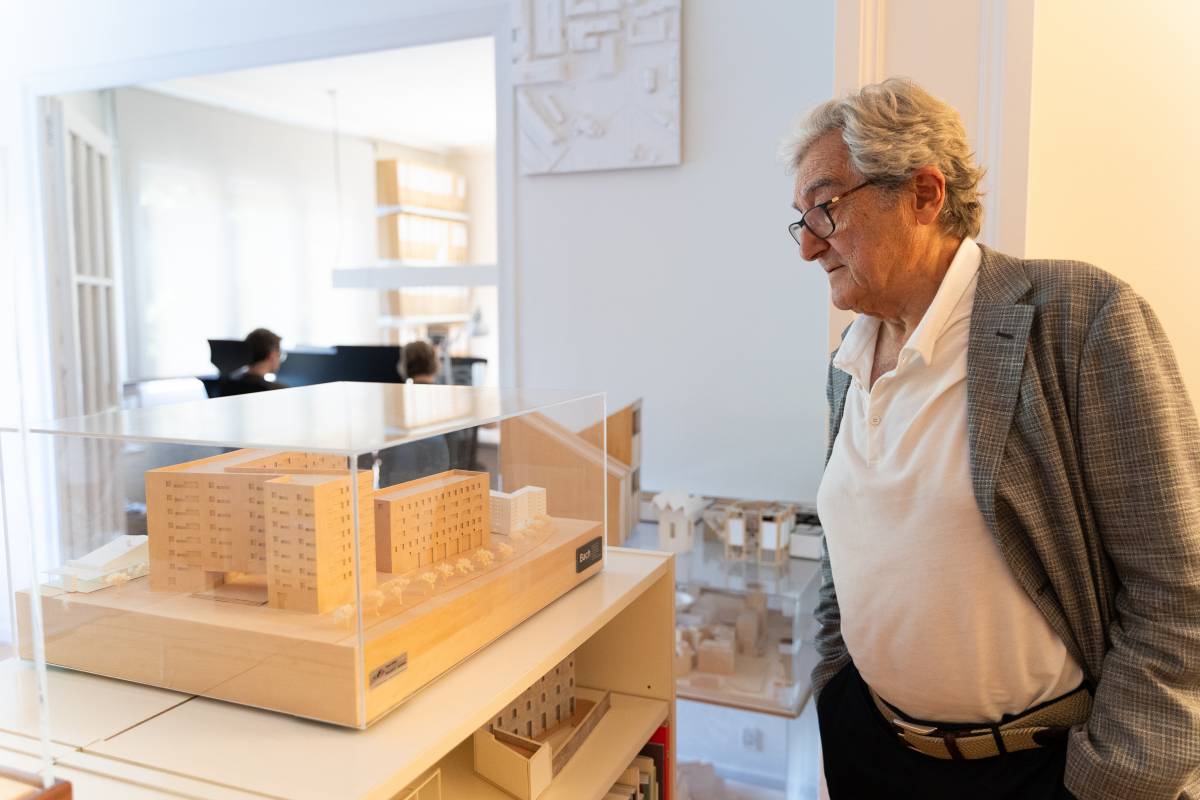 Bach, davant d`una maqueta de l`edifici de Vimusa a la Gran Via - carretera de Prats