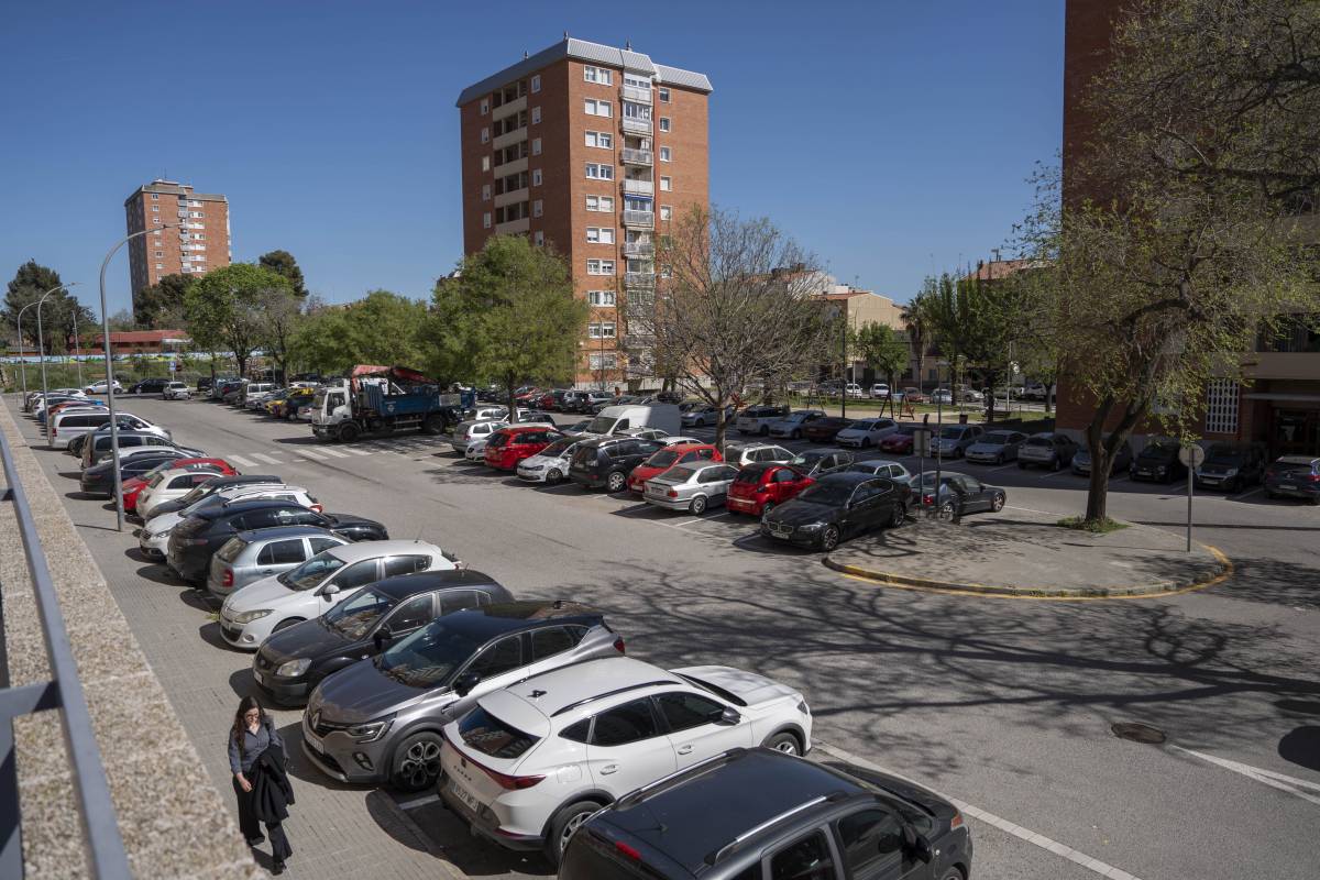 Els cotxes de fora saturen l’aparcament als carrers del Pla del Bonaire