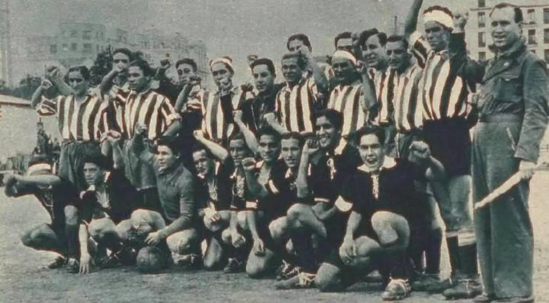 Els jugadors de l’Athletic de Madrid amb el puny alçat en un partit de l’octubre de 1936, en plena Guerra Civil - Peña Bendita Locura Els jugadors de l’Athletic de Madrid amb el puny alçat en un partit de l’octubre de 1936, en plena Guerra Civil