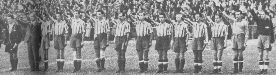Els jugadors de l’Atlético Aviació fan la salutació feixista durant un partit de 1941 - Más Atlético Els jugadors de l’Atlético Aviació fan la salutació feixista durant un partit de 1941
