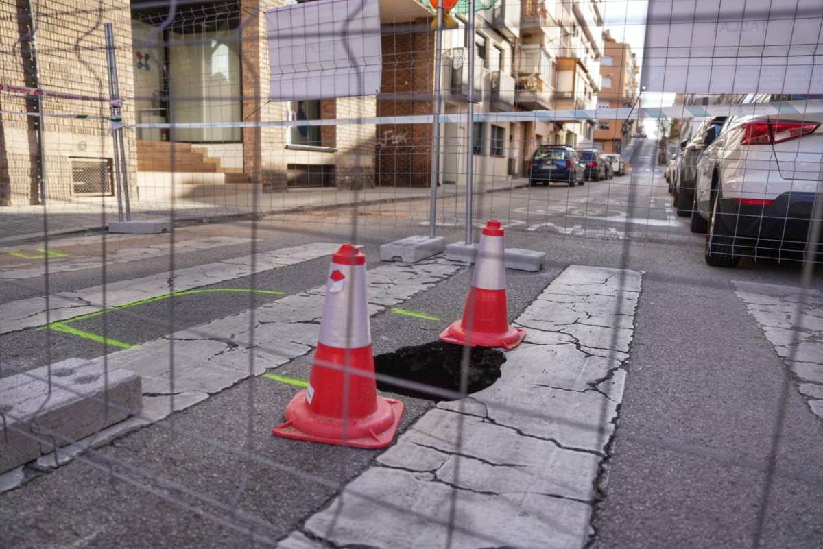 Un esvoranc obliga a tallar el trànsit al carrer de Torrella
