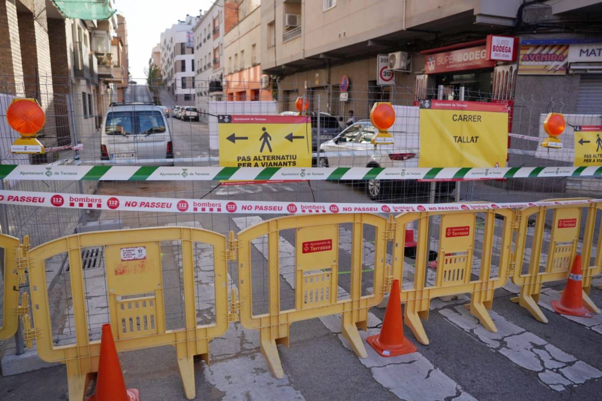 La circulació pel carrer de Torrella queda tallada per l'esvoranc - Nebridi Aróztegui