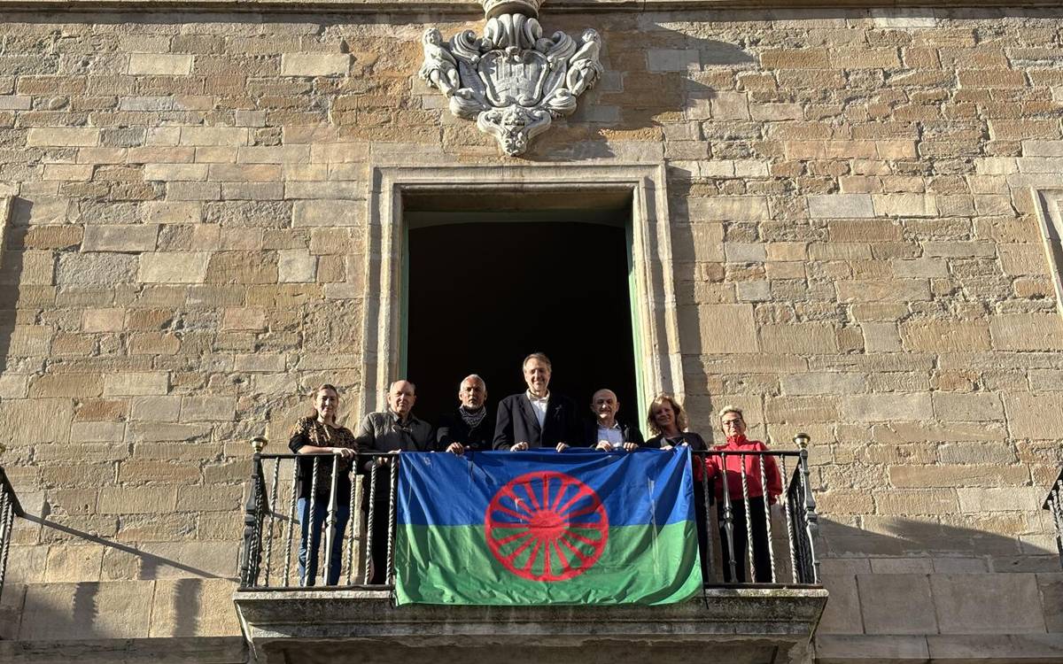 La veu gitana ressona a l'Ajuntament de Manresa en el 8 d'abril