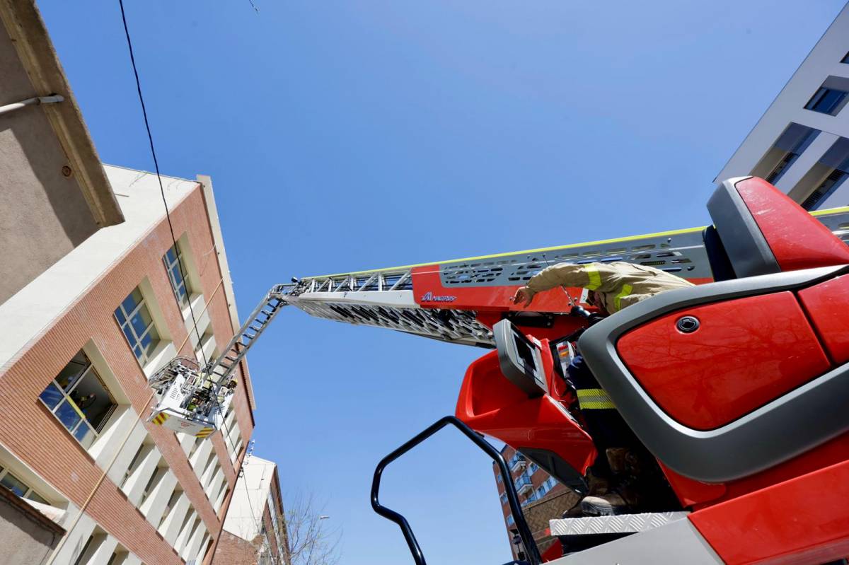 Els Bombers evacuen un home després de patir un accident laboral a Sabadell - Juanma Peláez Els Bombers evacuen un home després de patir un accident laboral a Sabadell