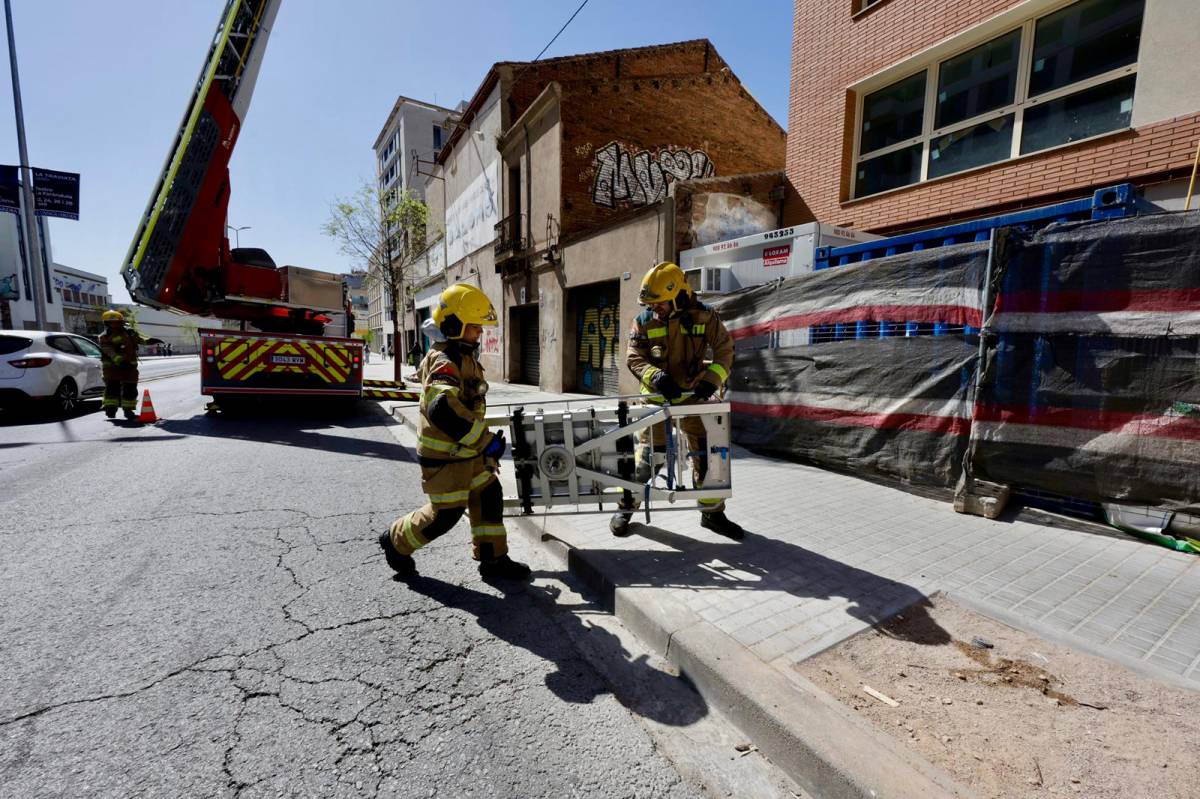 Els Bombers evacuen un home després de patir un accident laboral a Sabadell - Juanma Peláez Els Bombers evacuen un home després de patir un accident laboral a Sabadell