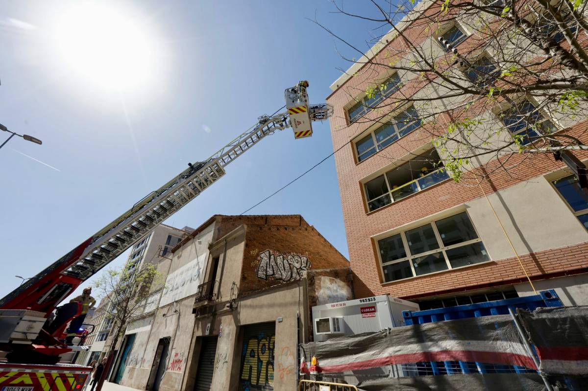 Els Bombers evacuen un home després de patir un accident laboral a Sabadell - Juanma Peláez Els Bombers evacuen un home després de patir un accident laboral a Sabadell