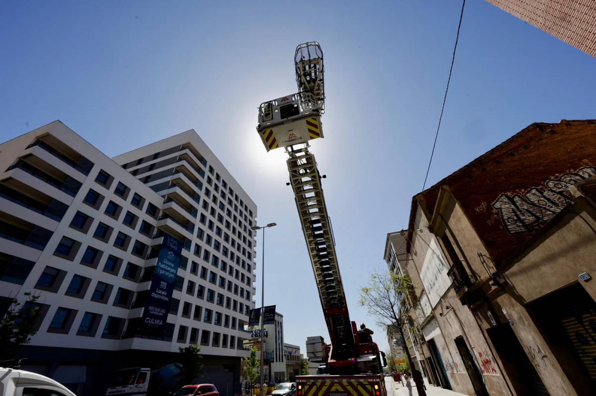 Els Bombers evacuen un home després de patir un accident laboral a Sabadell - Juanma Peláez Els Bombers evacuen un home després de patir un accident laboral a Sabadell