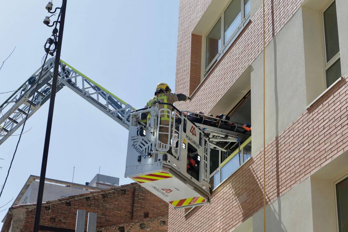 Els Bombers evacuen un home després de patir un accident laboral a Sabadell - Juanma Peláez Els Bombers evacuen un home després de patir un accident laboral a Sabadell