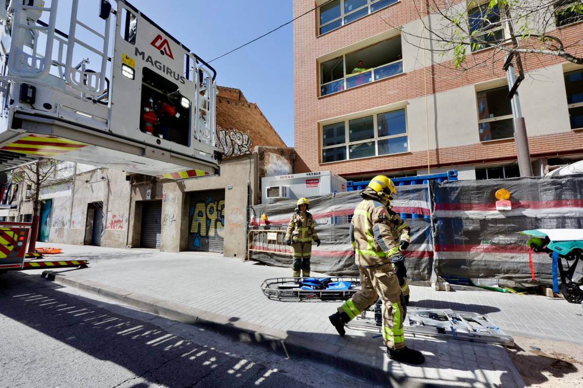 Els Bombers evacuen un home després de patir un accident laboral a Sabadell - Juanma Peláez Els Bombers evacuen un home després de patir un accident laboral a Sabadell