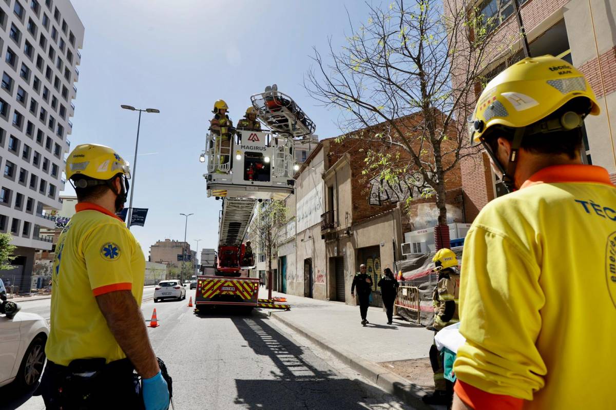 Els Bombers evacuen un home després de patir un accident laboral a Sabadell - Juanma Peláez Els Bombers evacuen un home després de patir un accident laboral a Sabadell