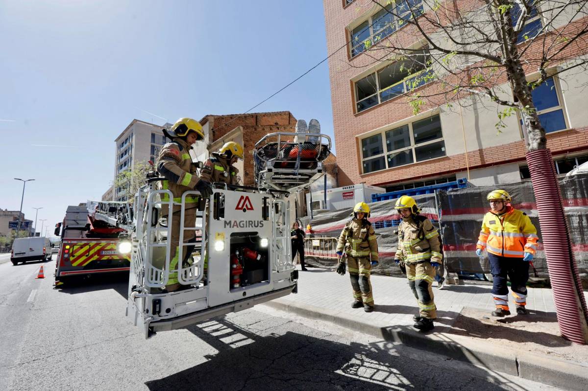 Els Bombers evacuen un home després de patir un accident laboral a Sabadell - Juanma Peláez Els Bombers evacuen un home després de patir un accident laboral a Sabadell