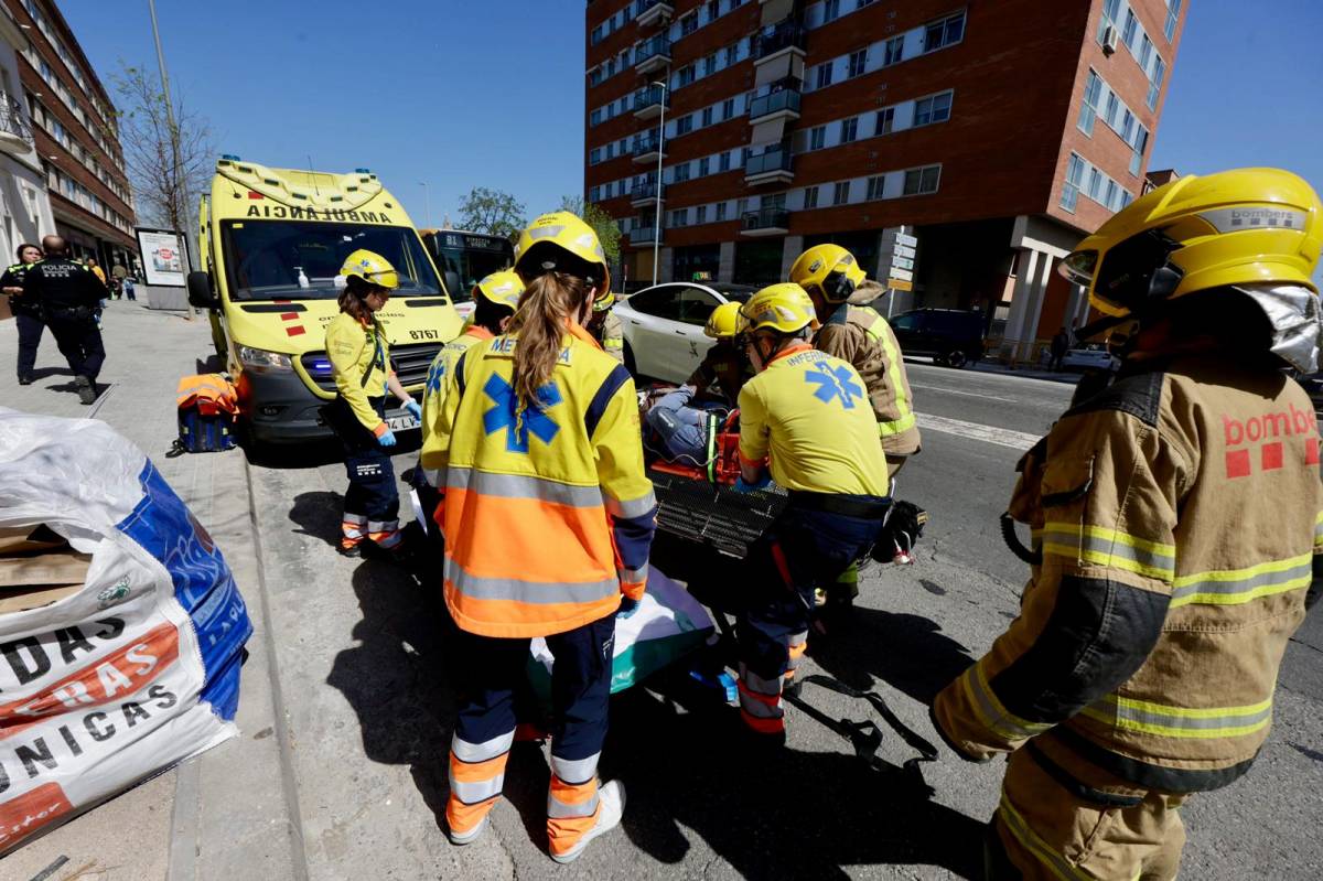 Els Bombers evacuen un home després de patir un accident laboral a Sabadell - Juanma Peláez Els Bombers evacuen un home després de patir un accident laboral a Sabadell