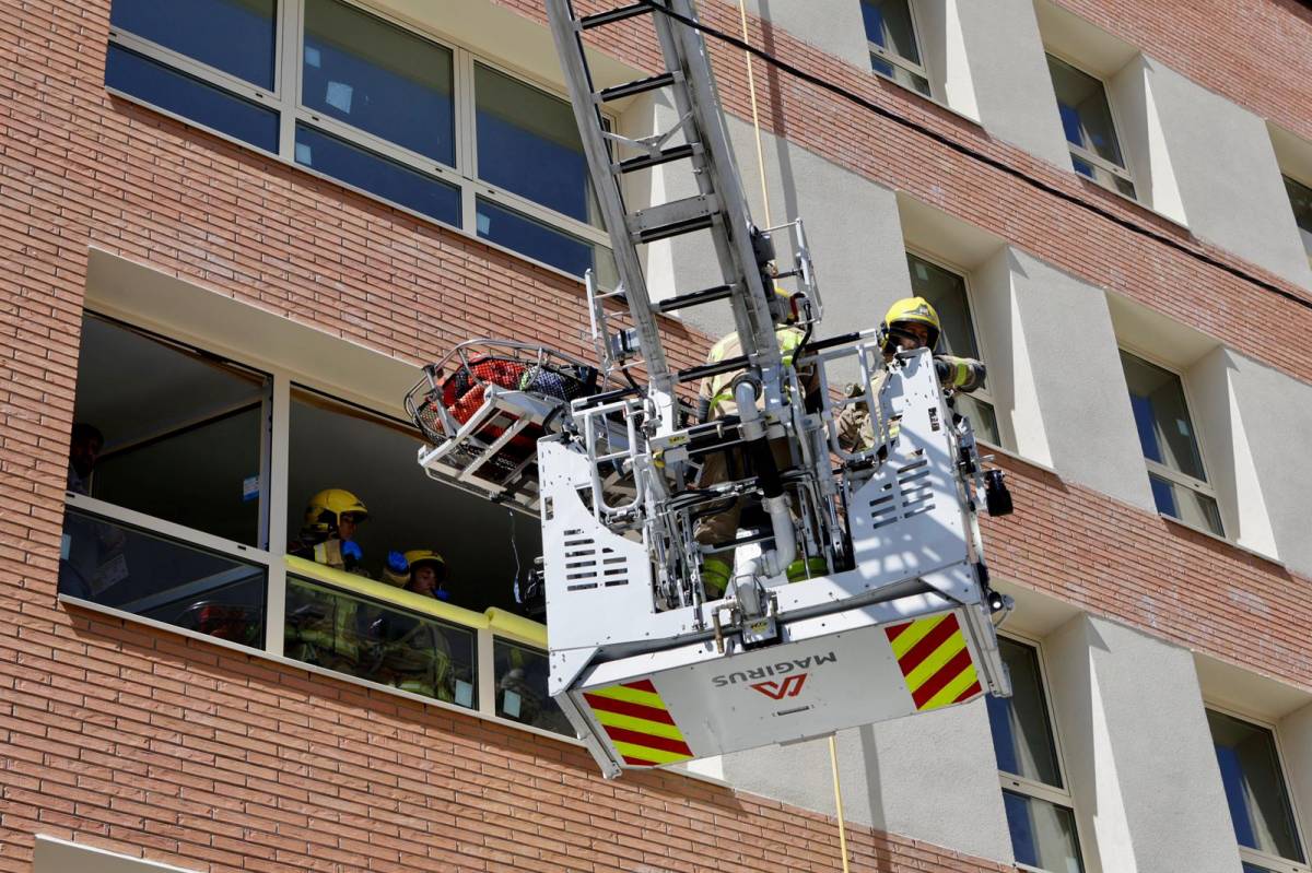 FOTOS | Els Bombers evacuen un home després de patir un accident laboral a Sabadell