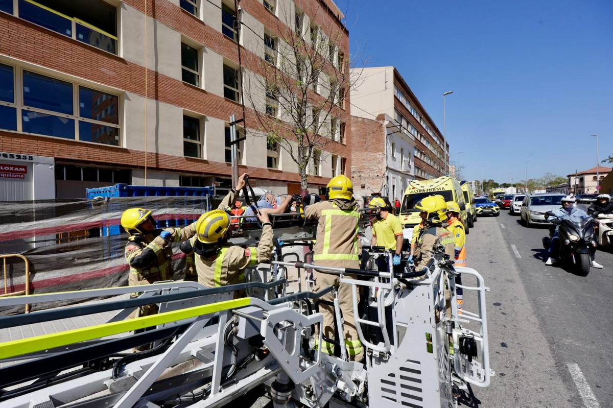 Els Bombers evacuen un home després de patir un accident laboral a Sabadell - Juanma Peláez Els Bombers evacuen un home després de patir un accident laboral a Sabadell