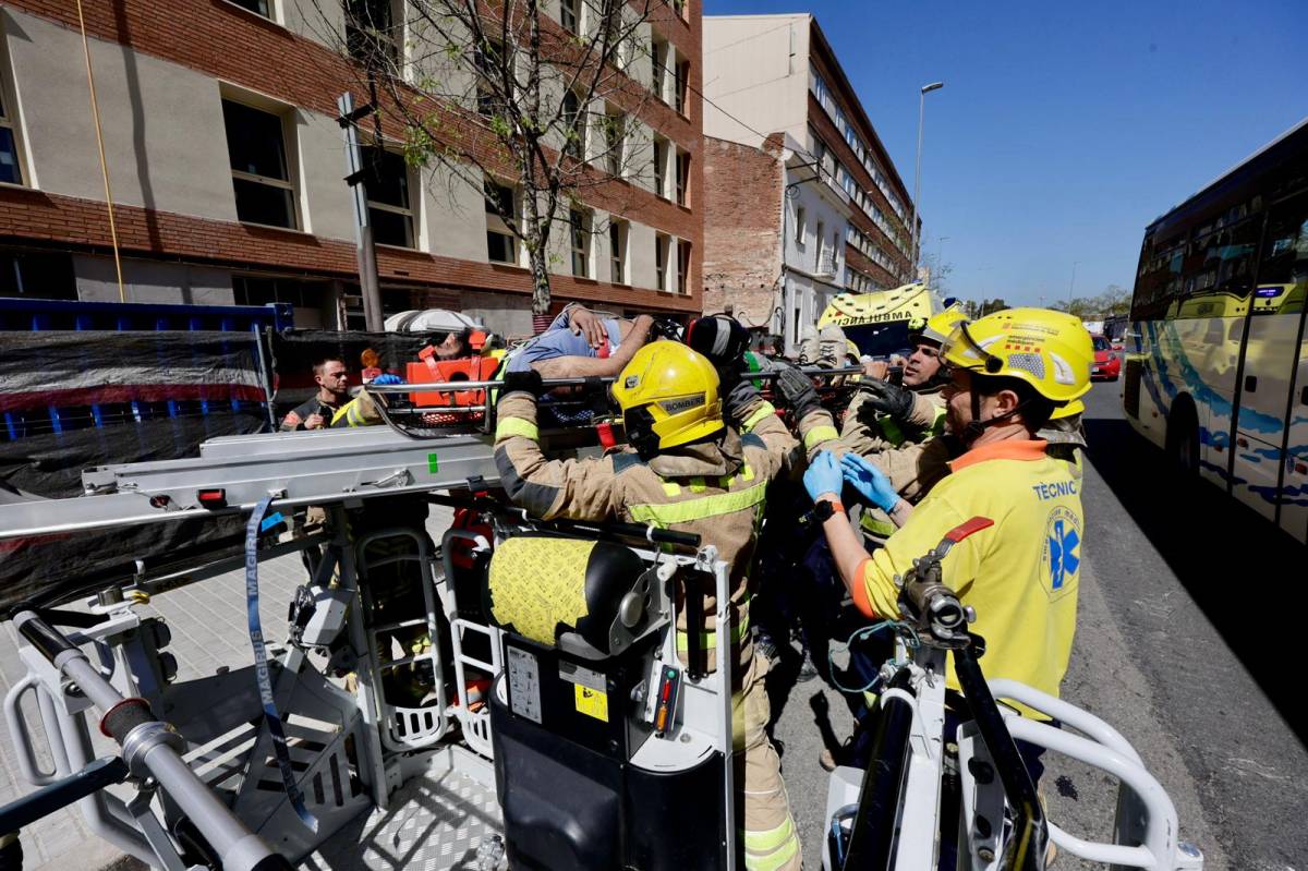 Els Bombers evacuen un home després de patir un accident laboral a Sabadell - Juanma Peláez Els Bombers evacuen un home després de patir un accident laboral a Sabadell