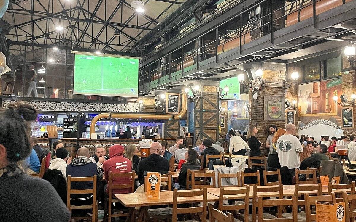 No tens Movistar Plus? 10 bars on veure el Barça - Atlètic de Madrid de Champions