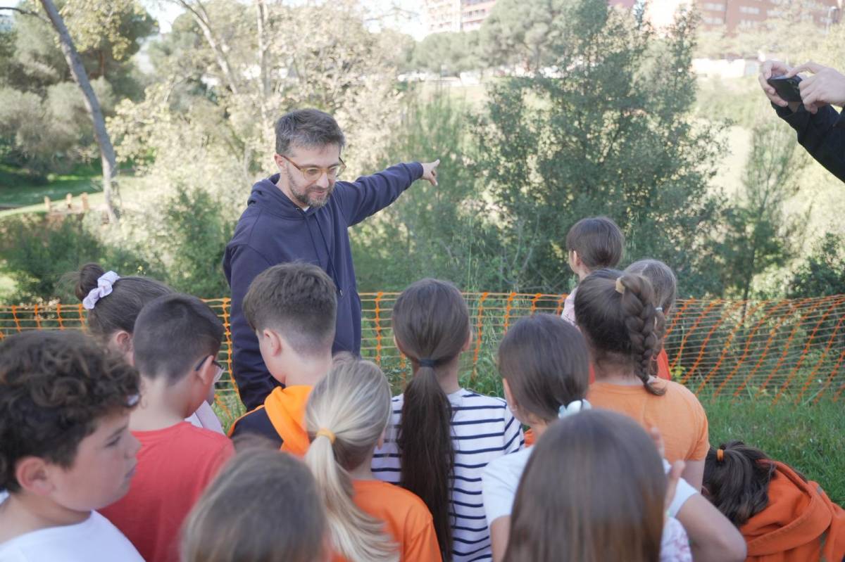 Alumnes de Can Llong planten arbres al bosc urbà del parc de la Romeua
