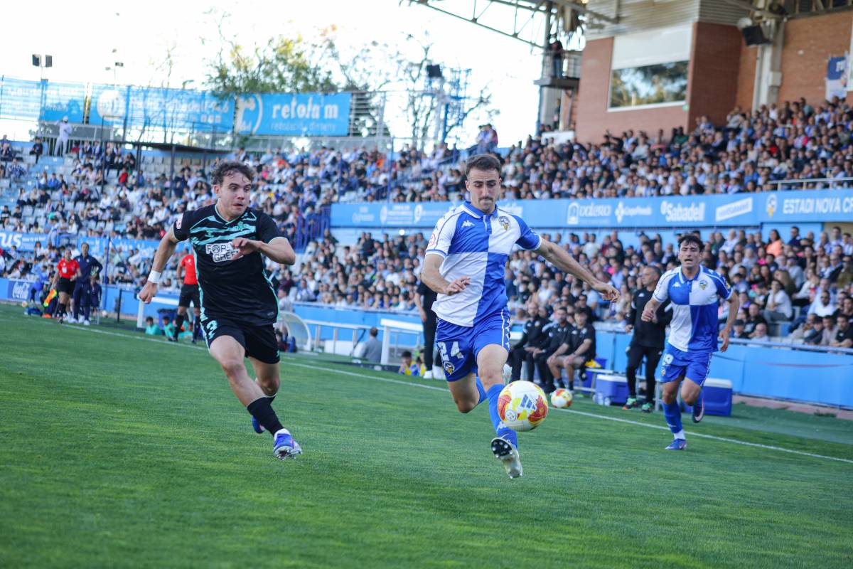 El polivalent futbolista esquerrà, en una acció del duel de diumenge passat