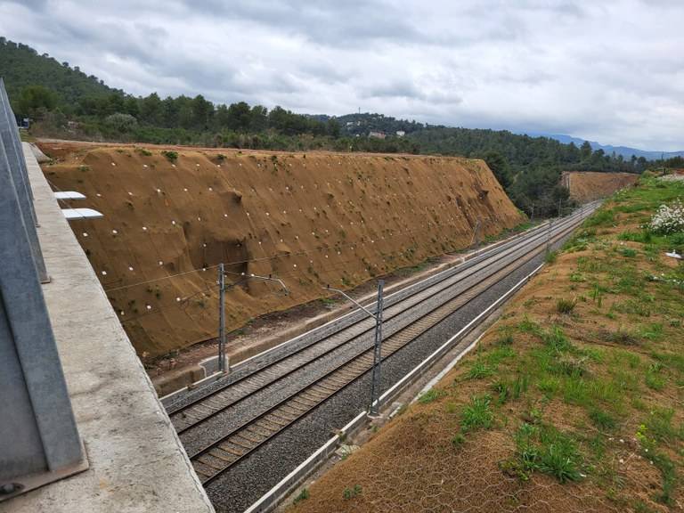 Obres de millora als talussos de la via del tren a Viladecavalls