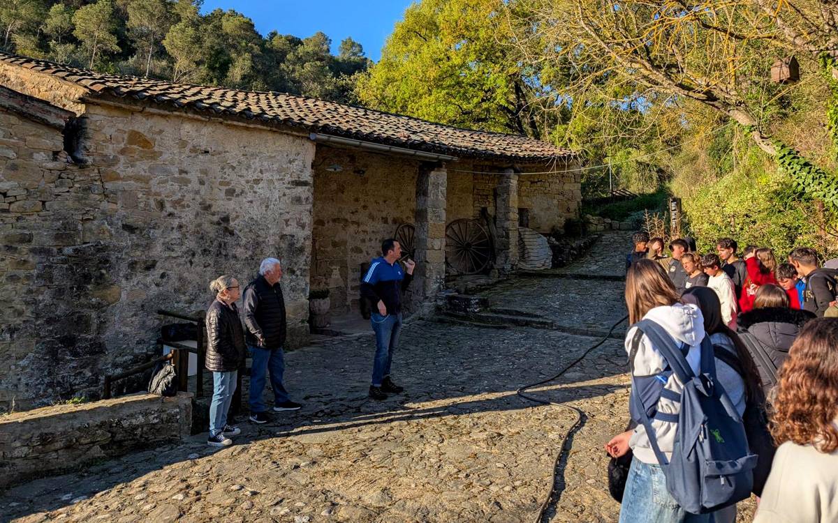 Alumnes de Castellbell descobreixen el Molí de l'Alzina i el romànic local