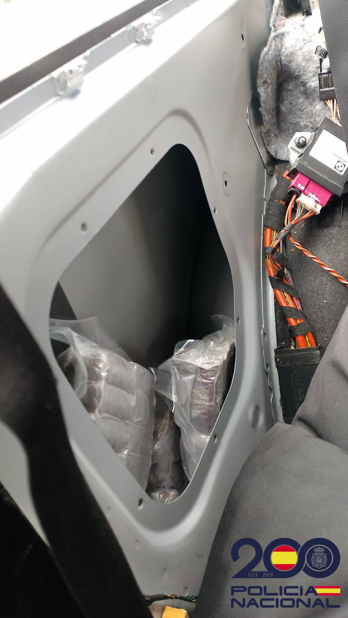 Una imatge del material amagat dis del vehicle. - ACN Una imatge del material amagat dis del vehicle.