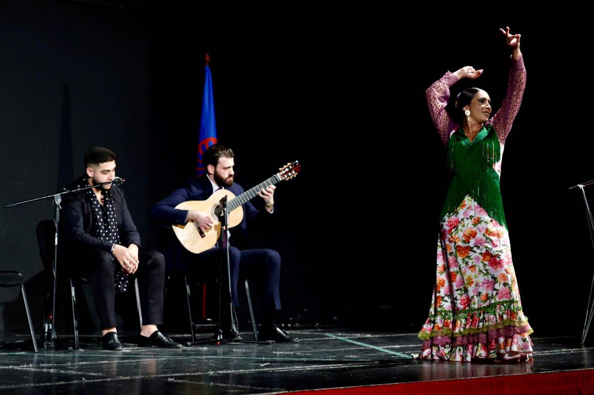 La bailaora Divinia Cortés, en actuació amb Chel de la Miguela i Rafael Perona