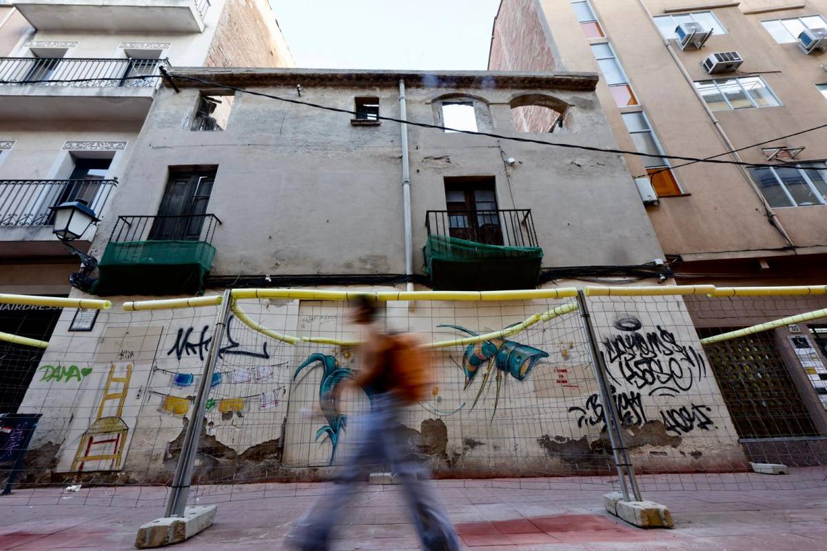 Instal·len una tanca de protecció provisional a dues cases del Centre