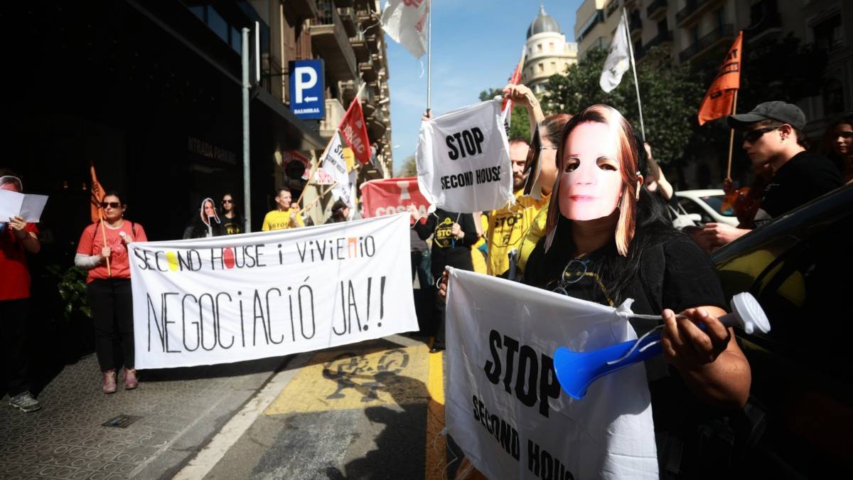 Llogaters sense pròrroga es revolten a Barcelona: protesta a la junta d'accionistes d'una immobiliària