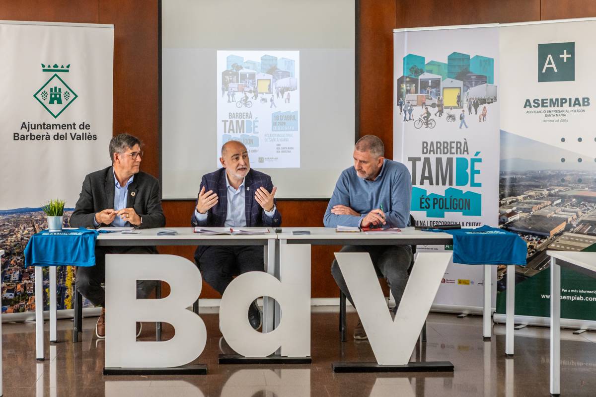 Un mag, un discjòquei i un campió de futbol freestyle en una festa en ple polígon