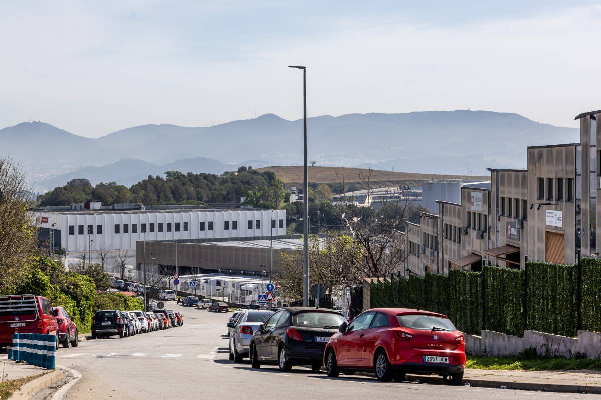 Un mag, un discjòquei i un campió de futbol freestyle en una festa en ple polígon
