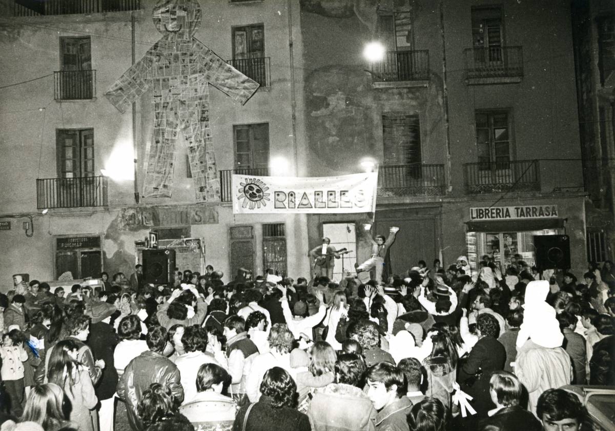 Rialles, durant una festa de la llufa al dia dels Sants Innocents, a la Plaça Vella, l’any 1982 - Cristóbal Castro Rialles, durant una festa de la llufa al dia dels Sants Innocents, a la Plaça Vella, l’any 1982