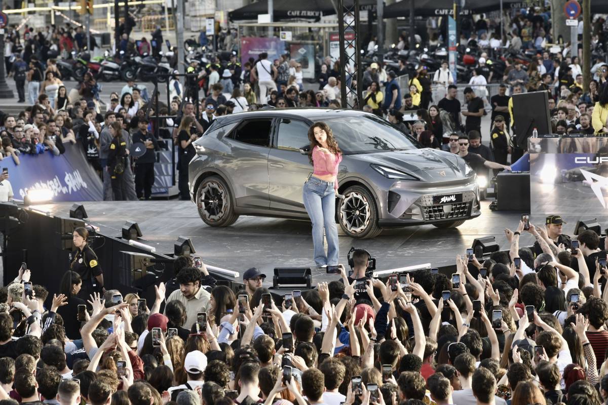 Nathy Peluso actua gratis al centre de Barcelona i concentra centenars de persones