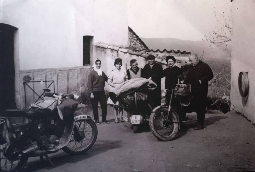 Can Puig, motos a l`exterior del restaurant.