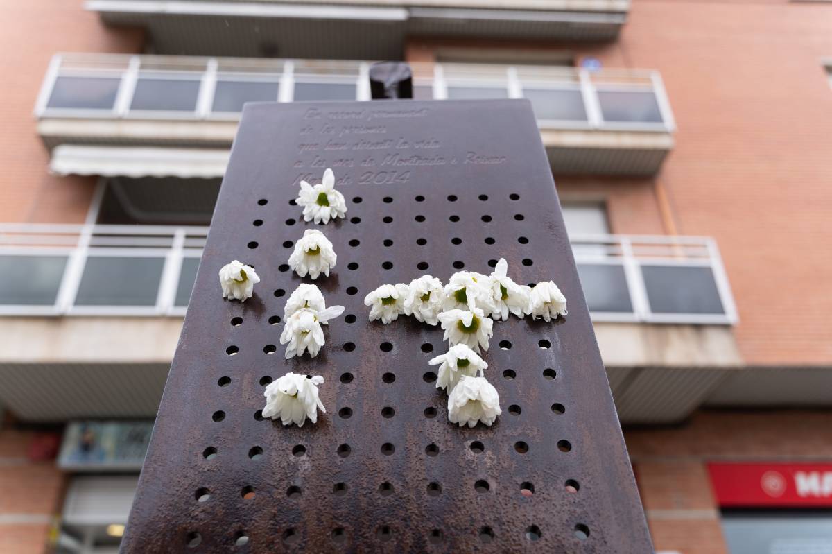 Monòlit d`homenatge a les víctimes del tren a Montcada i Reixac
