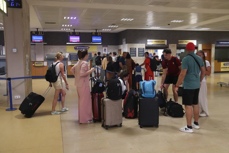 Els turistes es queixen de la mala connexió per entrar i sortir de l'aeroport de Girona