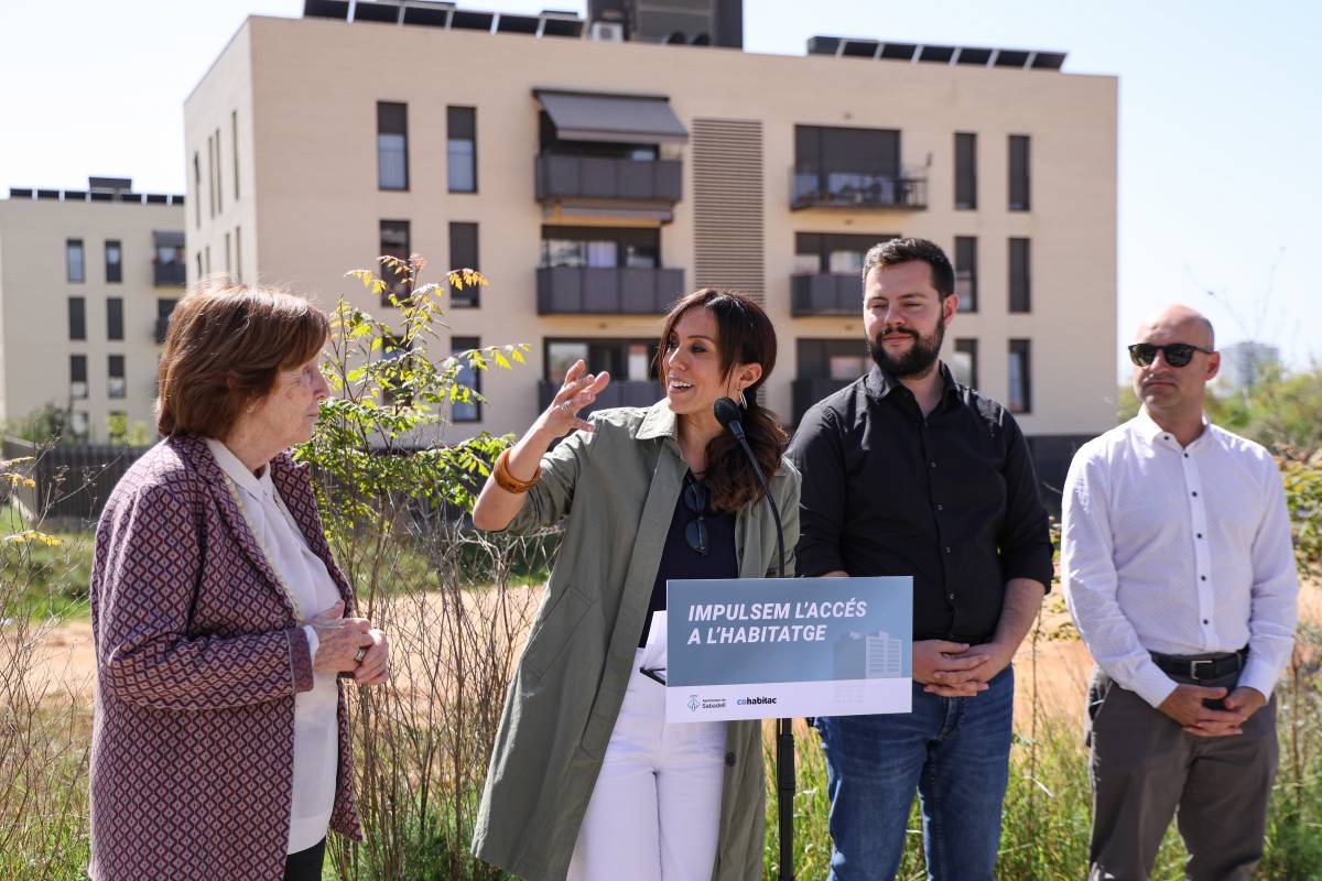 Carme Trilla (Cohabitac), amb l`alcaldessa de Sabadell, Marta Farrés, i els tinents Eloi Cortés i Adrián Hernández