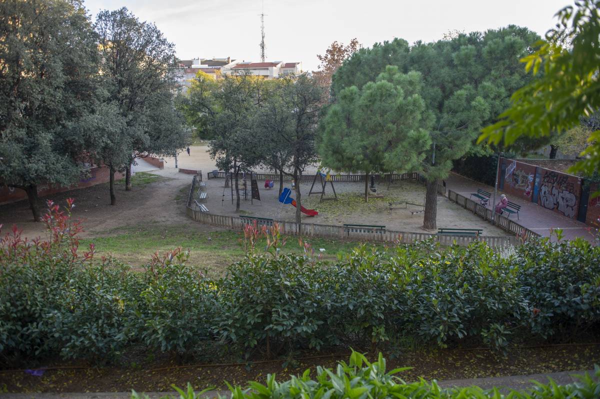 Veïns de la plaça de Rosa Mora presenten 1.216 firmes per recuperar l'àrea de lliure circulació de gossos