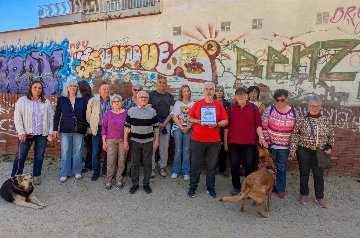 Els veïns de la plaça de Rosa Mora que han presentat les firmes a l`Ajuntament - P. M. 