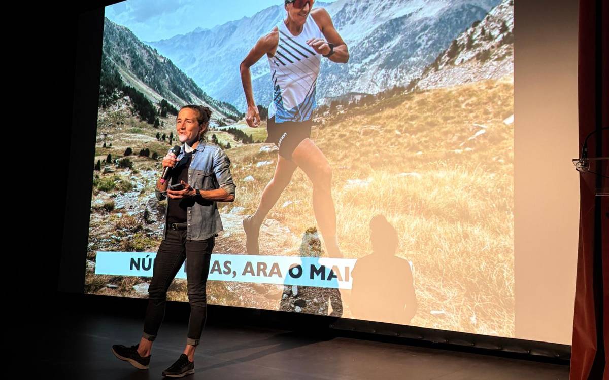 Núria Picas omple el Casal Cultural amb una xerrada solidària contra el càncer