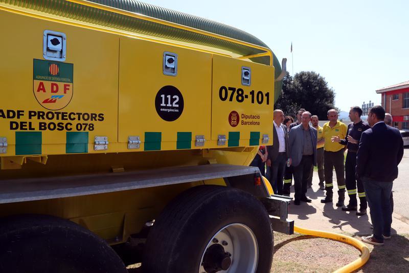 Les autoritats amb una cisterna al costat. - 