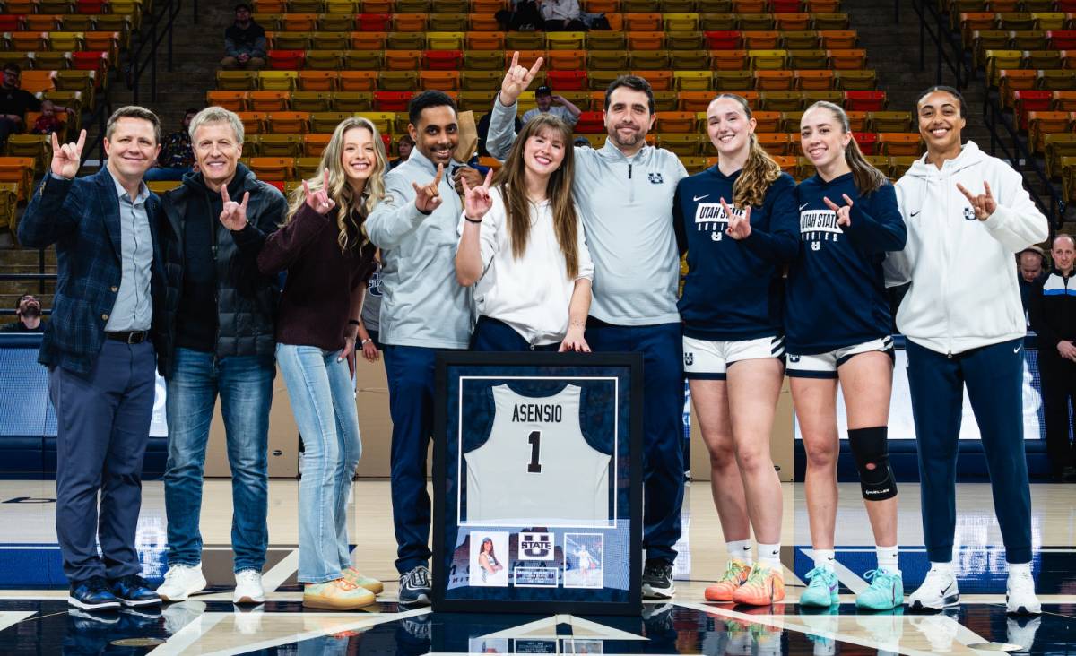 Al centre de la imatge, Marina Asensio i Quim Gómez, amb familiars i amics en la graduació de la sabadellenca - CEDIDA Al centre de la imatge, Marina Asensio i Quim Gómez, amb familiars i amics en la graduació de la sabadellenca
