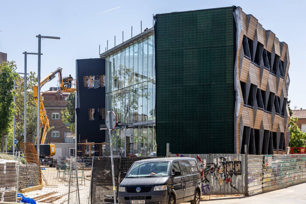 FOTOS | La nova façana de l'Oficina d'Entitats i Voluntariat ja mostra la seva singularitat