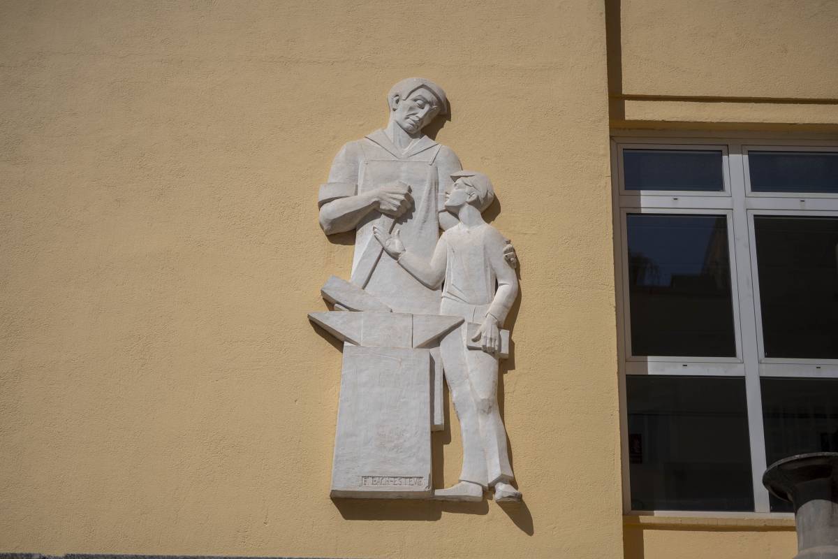 Saps on és... aquest sant molt jove, ben acompanyat?