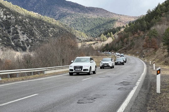 Mor la conductora d'un turisme en xocar contra un camió a l'N-260 a Maià de Montcal