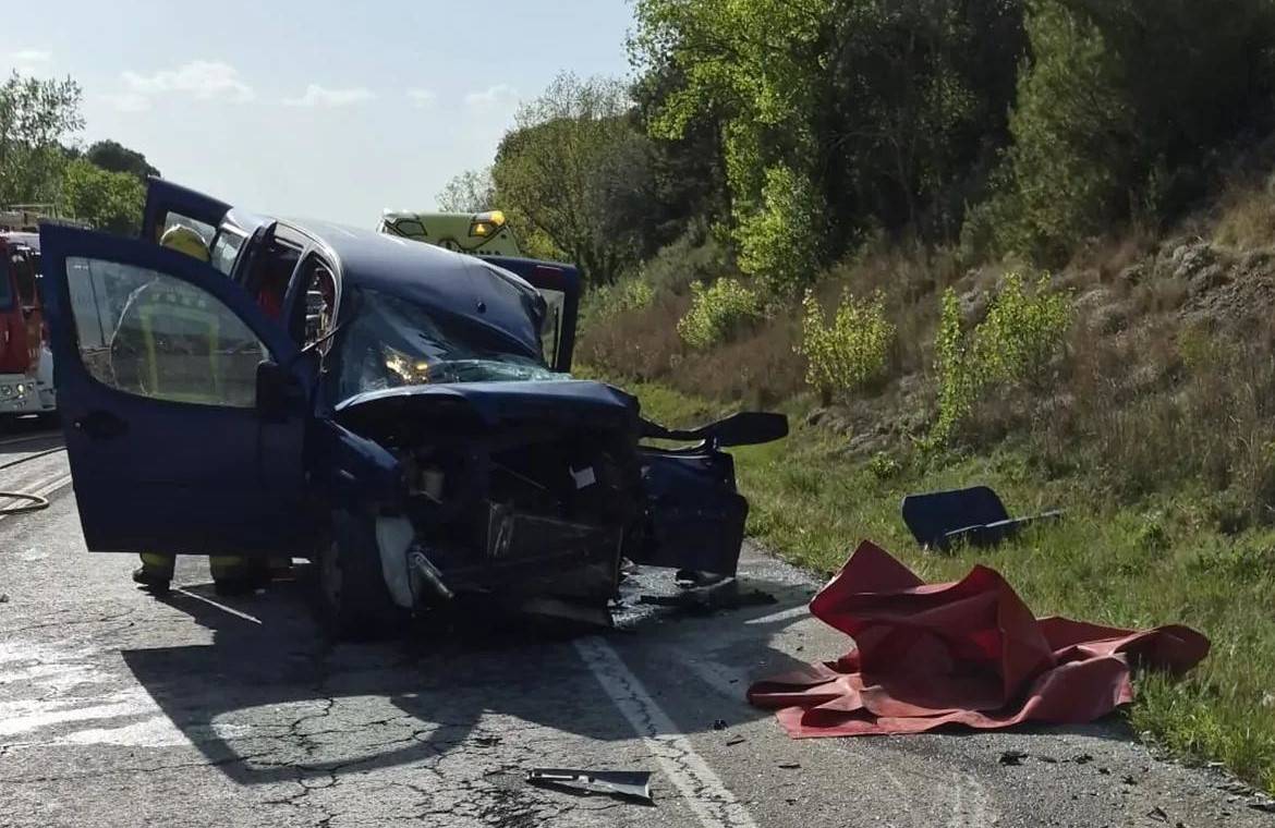 Mor la conductora d'un turisme en xocar contra un camió a l'N-260 a Maià de Montcal
